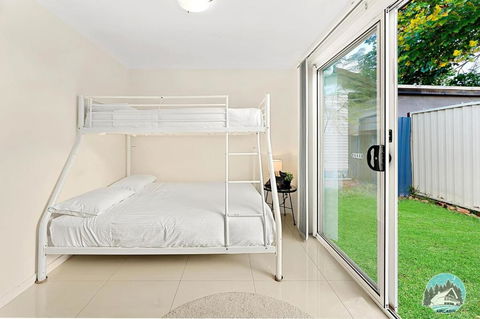Aircabin - Oxley Park - Lovely & Comfy - 2 Beds - Accommodation Guide 1