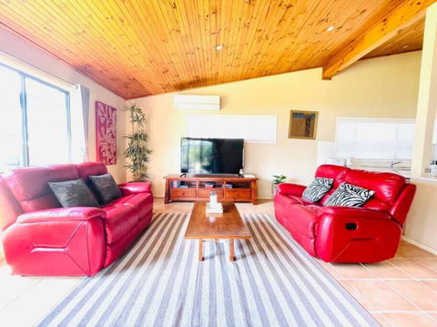 Aircabin - Tuggerawong - Lake Front - 3 Beds House - Accommodation Guide 2
