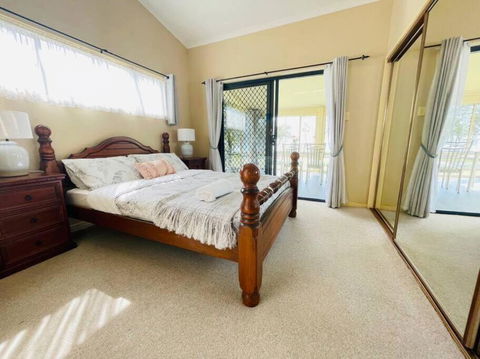 Aircabin - Tuggerawong - Lake Front - 3 Beds House - Accommodation Guide 3