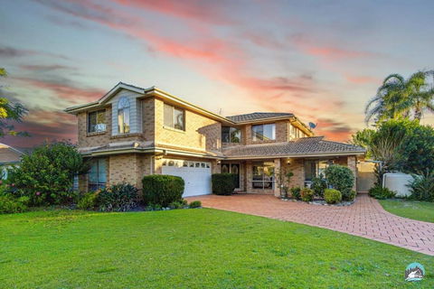 Aircabin - Woy Woy - Water Front - 6 Beds Lux Home - Accommodation Guide 4