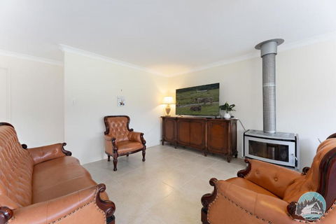 Aircabin - Wyong Creek - Comfy Rural Retreat House - Accommodation Guide 1