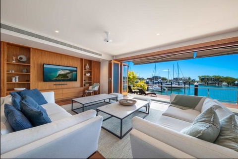 Airlie Beach Marina-Front Luxury At 10 The Cove - Accommodation Guide 0