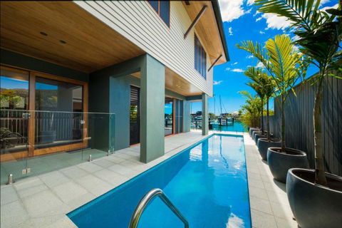 Airlie Beach Marina-Front Luxury At 10 The Cove - Accommodation Guide 2