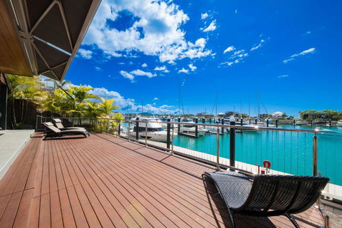 Airlie Beach Marina-Front Luxury At 10 The Cove - Accommodation Guide 4