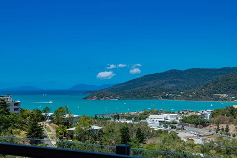 Airlie Nights - Accommodation Guide 0