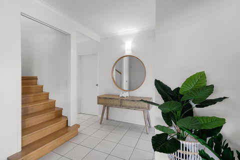 Airlie Views - Accommodation Guide 4