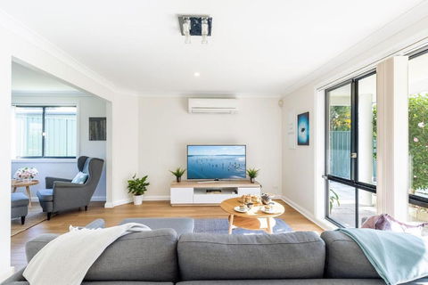 Akoya House 122 Tomaree Rd Pet Friendly Linen Air Conditioning WiFi And Boat Parking - Accommodation Guide 2