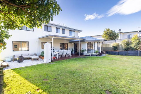 Akoya House 122 Tomaree Rd Pet Friendly Linen Air Conditioning WiFi And Boat Parking - Accommodation Guide 0