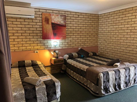 Alamo Motor Inn - Accommodation Guide 2