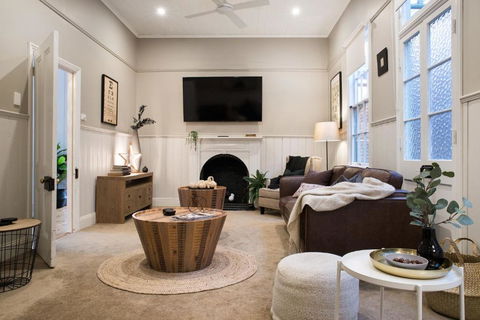 Albert Cottage - Accommodation Guide 2