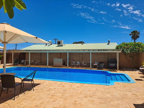 Albion Hotel - Accommodation Guide 1