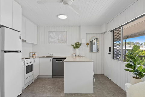 Alex Beachside Pet Friendly 2 Bed Apartment - Accommodation Guide 3