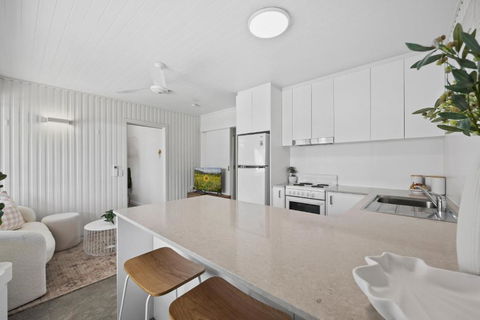 Alex Beachside Pet Friendly 2 Bed Apartment - Accommodation Guide 1