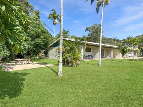 Alma Bay Holiday Unit 2 - Accommodation Guide 0