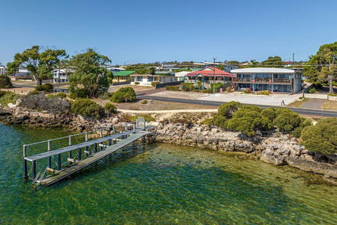 Almonta Apartments On The Water Front - Accommodation Guide 1