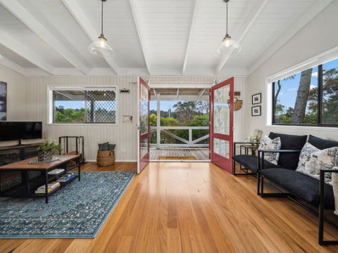 Amaroo Cottage - Accommodation Guide 2
