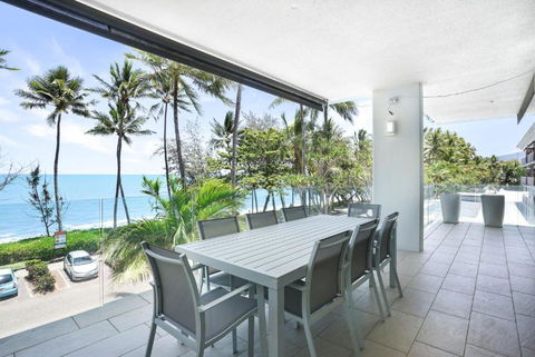 Amaroo - Luxury Apartment Overlooking The Coral Sea - Accommodation Guide 1