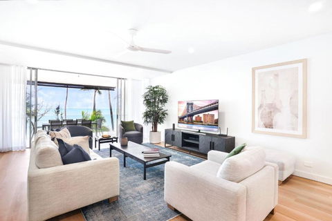 Amaroo - Luxury Apartment Overlooking The Coral Sea - Accommodation Guide 3