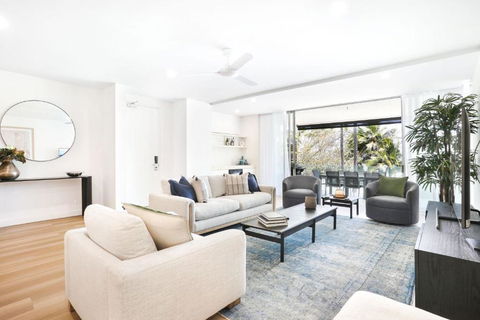 Amaroo - Luxury Apartment Overlooking The Coral Sea - Accommodation Guide 4