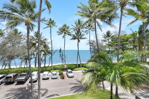Amaroo - Luxury Apartment Overlooking The Coral Sea - Accommodation Guide 2