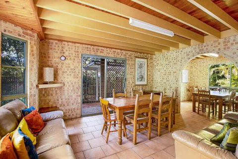 Amaroo Rainbow Shores - Accommodation Guide 2