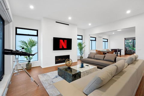Amazing Backyard - MAX Entertain Beachside Retreat - Accommodation Guide 1