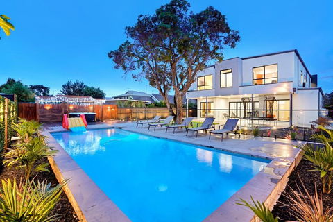 Amazing Backyard - MAX Entertain Beachside Retreat - Accommodation Guide 0