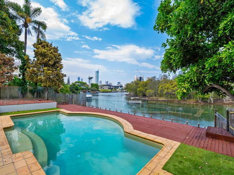 Amazing Broadwater City View Holiday Home With Pool - Accommodation Guide 1