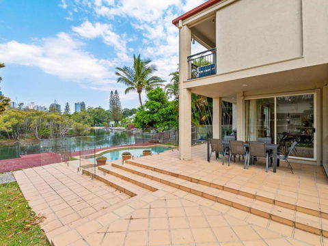 Amazing Broadwater City View Holiday Home With Pool - Accommodation Guide 2