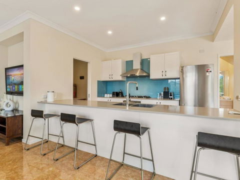 Amazing Broadwater City View Holiday Home With Pool - Accommodation Guide 3