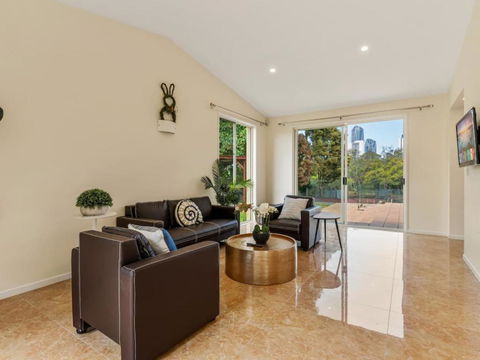 Amazing Broadwater City View Holiday Home With Pool - Accommodation Guide 4