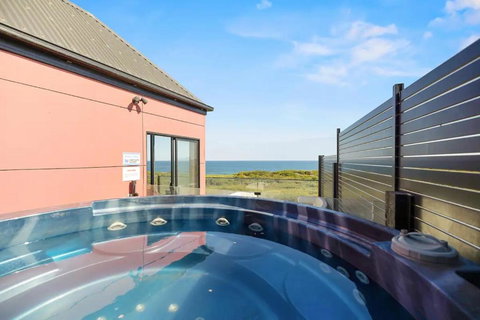 Amazing Views By Ready Set Stay - Accommodation Asia 2