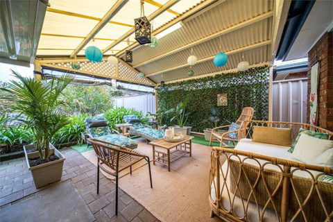 Amazon At Seacombe Gardens - Accommodation Guide 2