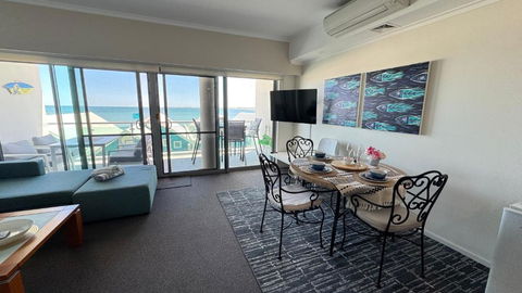 AN OCEAN,BEACHFRONT AND POOL VIEW Apartment 210 - Accommodation Guide 4