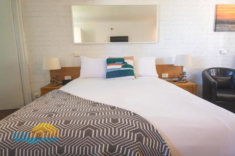 Anchor Bay Motel - Accommodation Guide 1