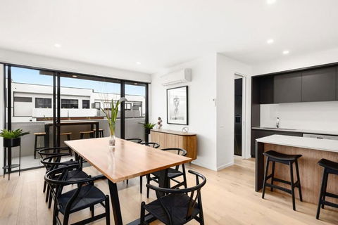 Anchorage Villa - Pet Friendly Marina Townhouse By The Beach - Accommodation Guide 4