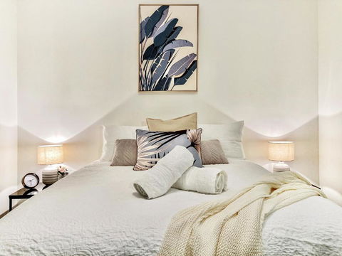 Amazing River View - 3 Bedroom Apartment - Brisbane CBD - Netflix - Fast Wifi - Carpark - Accommodation Guide 1