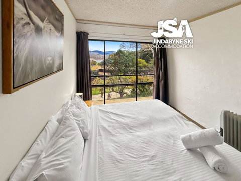 Alpine Mountain View Kirwan 10 - Accommodation Asia 4