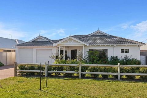 Allumina - Stylish Pet Friendly Beachside Retreat - Accommodation Guide 0