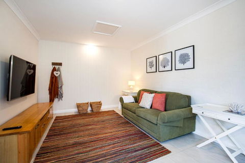 Alkira - Pet Friendly - 4 Mins Walk To Beach - Accommodation Guide 4