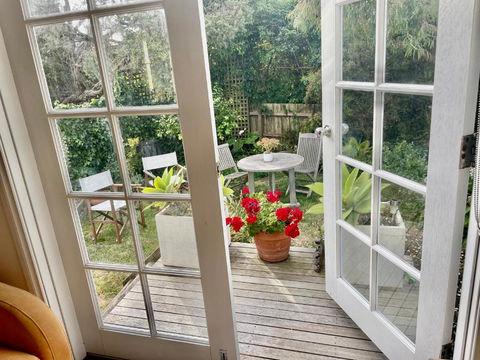 Artist Apartment Between Beach And Main - Accommodation Guide 1