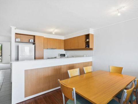 Apartment 11 Pacific Apartments - Accommodation Guide 2