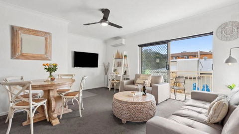 Apartment Awesome Location, Near Cafes, Restaurants, Short Stroll To The Beach - Accommodation Guide 0