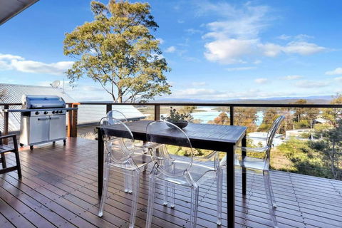 Aqua La Vista - 4 Bedroom Pet Friendly House - Accommodation Guide 1
