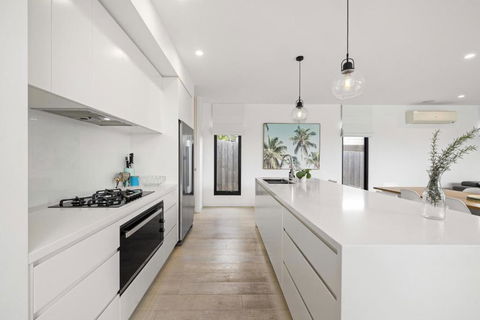 Aqua Luna - Stylish Retreat By Koonya Ocean Beach - Accommodation Guide 4