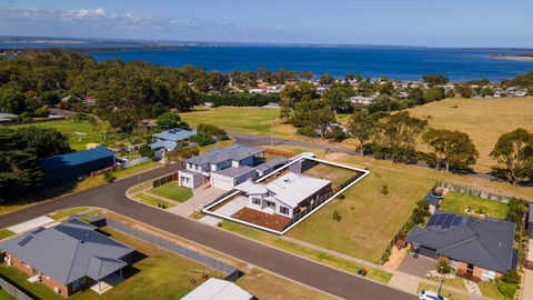 Aqua Views - Accommodation Guide 1