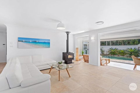 Aquablue Holiday Home - Hot Spa & Pool - 2m Walk To Beaches - Accommodation Guide 3