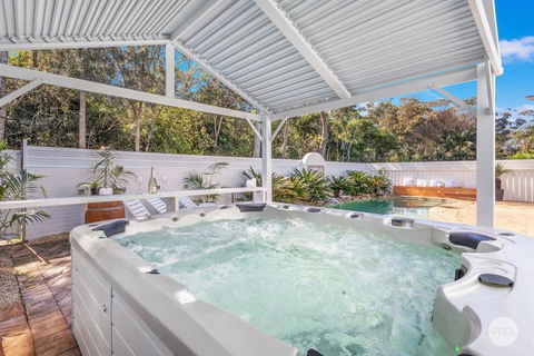Aquablue Holiday Home - Hot Spa & Pool - 2m Walk To Beaches - Accommodation Guide 1