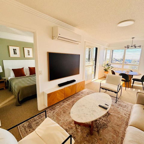 Aqualine Apartments On The Broadwater - Accommodation Guide 3