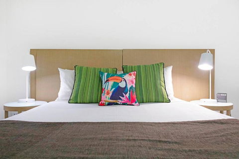 Arafura Adventure - CBD Suite With Sprawling Views - Accommodation Guide 3